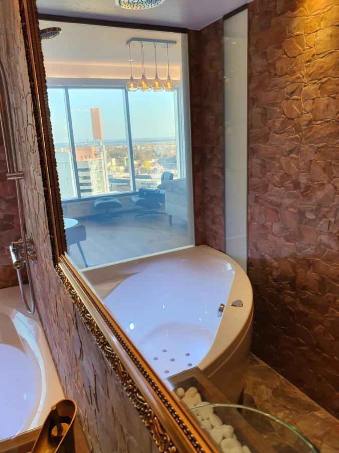 Skyview Suite - Breathtaking Views From Bed And From Jacuzzi. City Center Skyscraper Upper Floors Талин Екстериор снимка