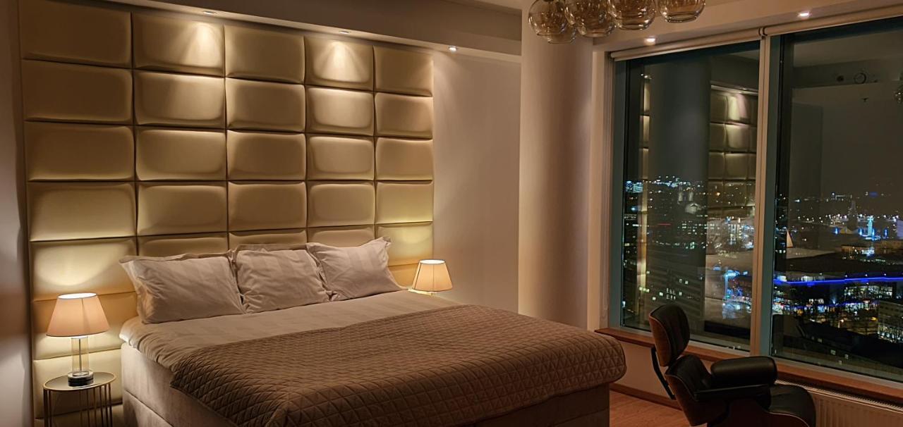 Skyview Suite - Breathtaking Views From Bed And From Jacuzzi. City Center Skyscraper Upper Floors Талин Екстериор снимка